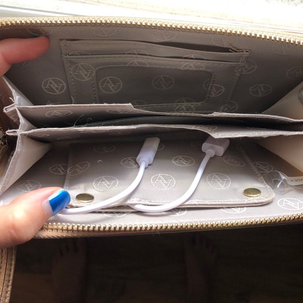 Rose gold wallet with charger - Picture 2 of 3